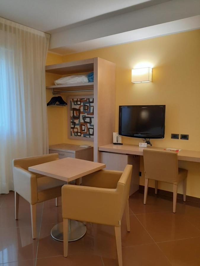Hotel Chiaraluna Civitanova Marche Exterior foto