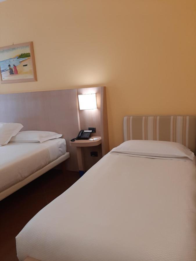 Hotel Chiaraluna Civitanova Marche Exterior foto